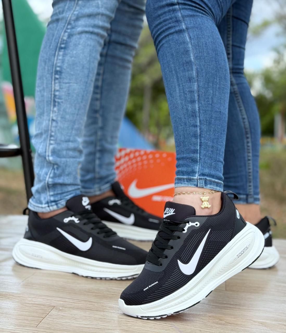 Nike Vomero Plus 18 Negro Blanco Unisex